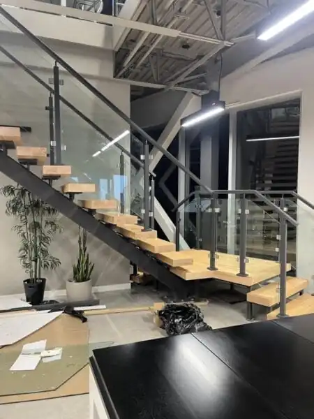 Indoor stairs adorned with skillfully crafted glass railings showcase exceptional craftsmanship (1)