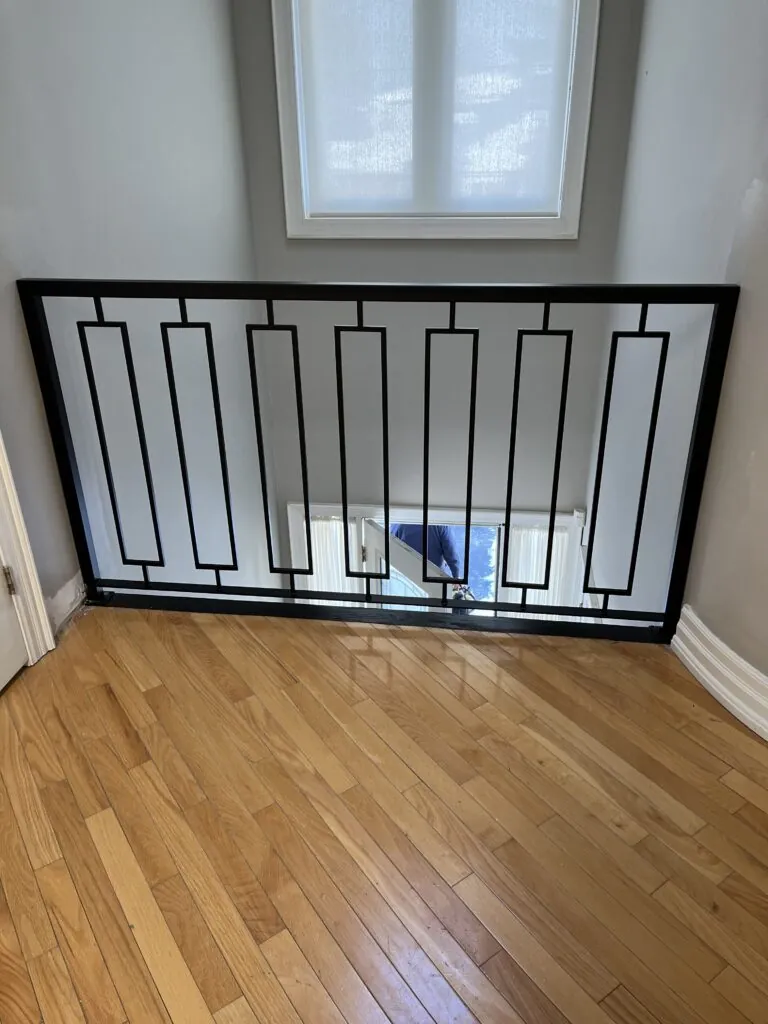 Modern geometric iron railing featuring decorative angular patterns with a durable powder-coated finish for stairs and balconies.