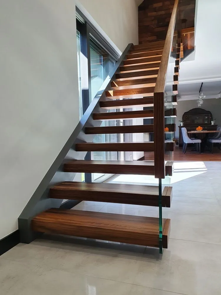 Glossy finish modern steps
